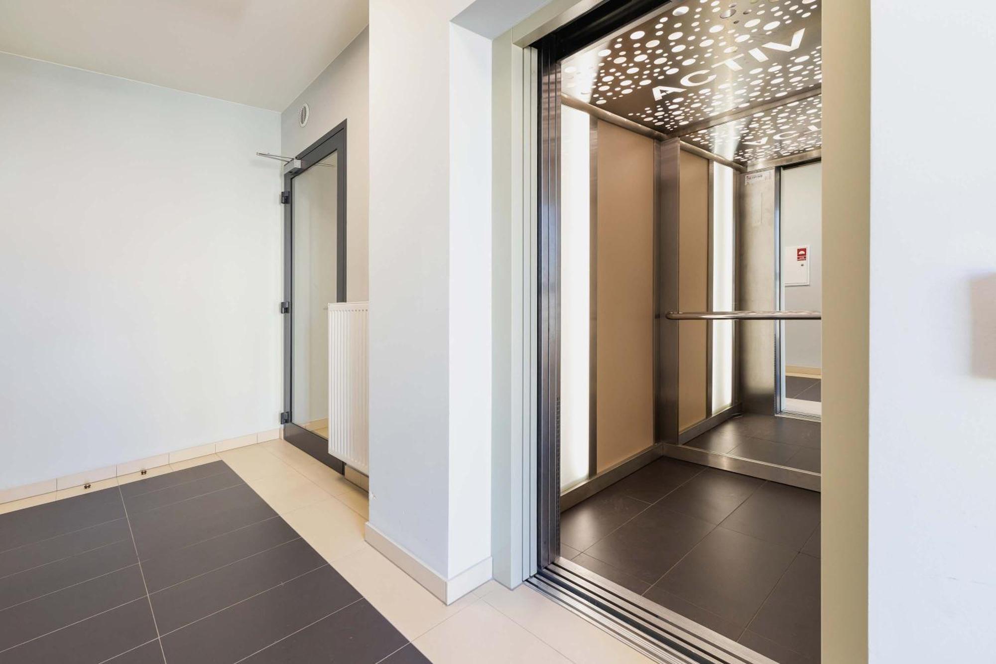 Modern And Bright With Air Conditioning & Parking By Renters *