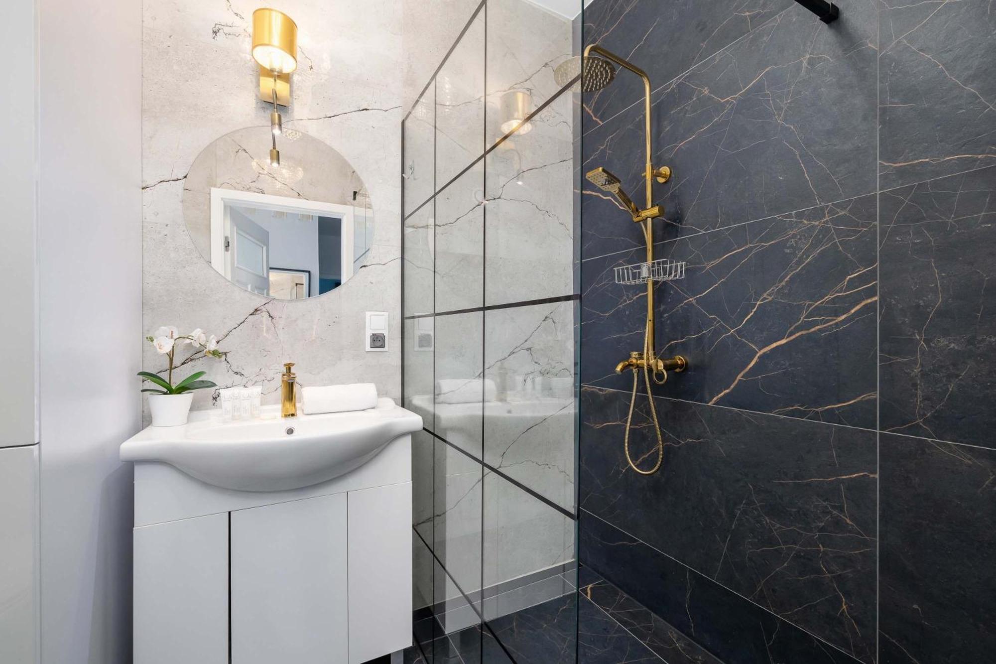 Modern And Bright With Air Conditioning & Parking By Renters Apartment