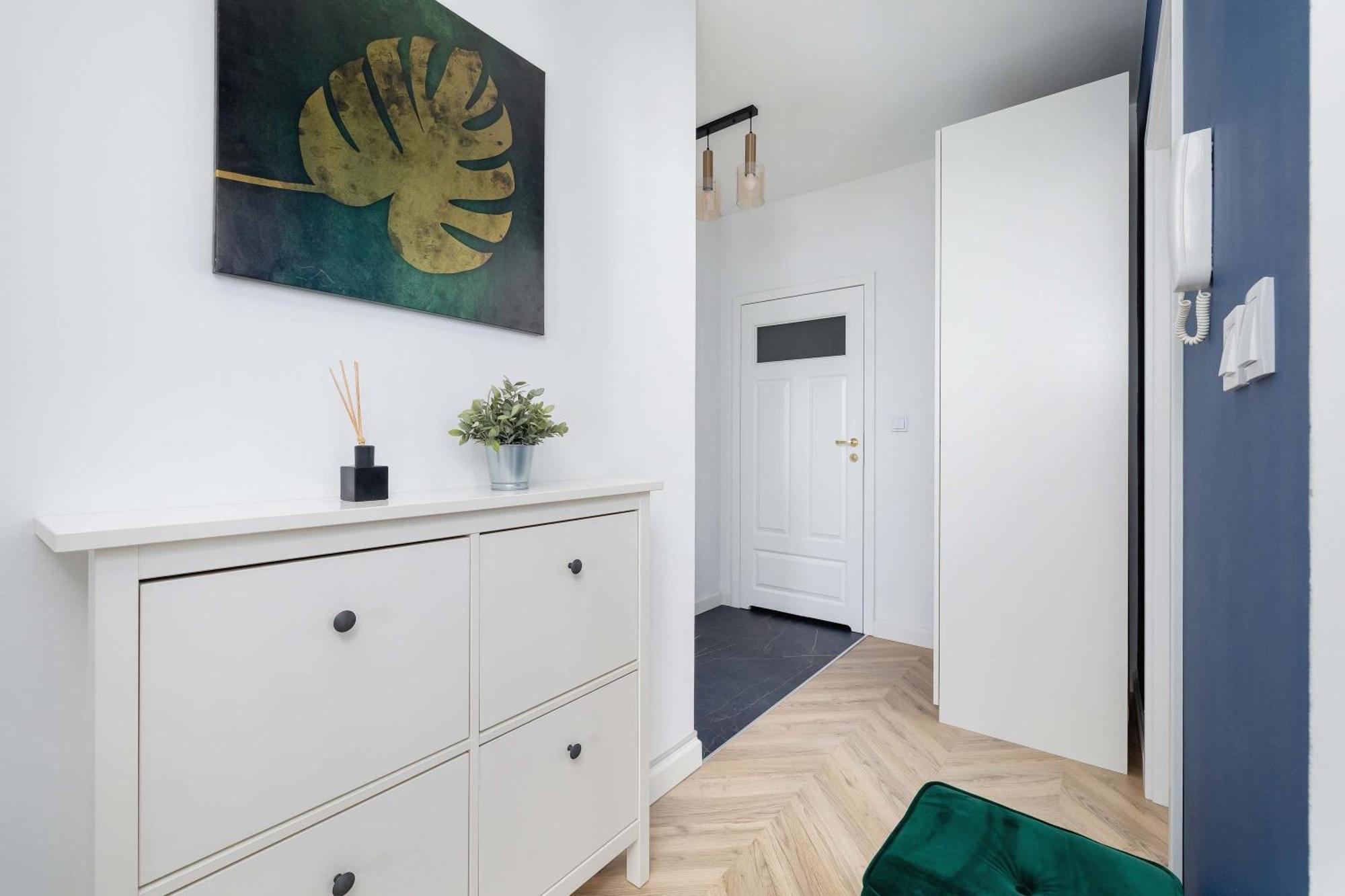 Modern And Bright With Air Conditioning & Parking By Renters Apartment *