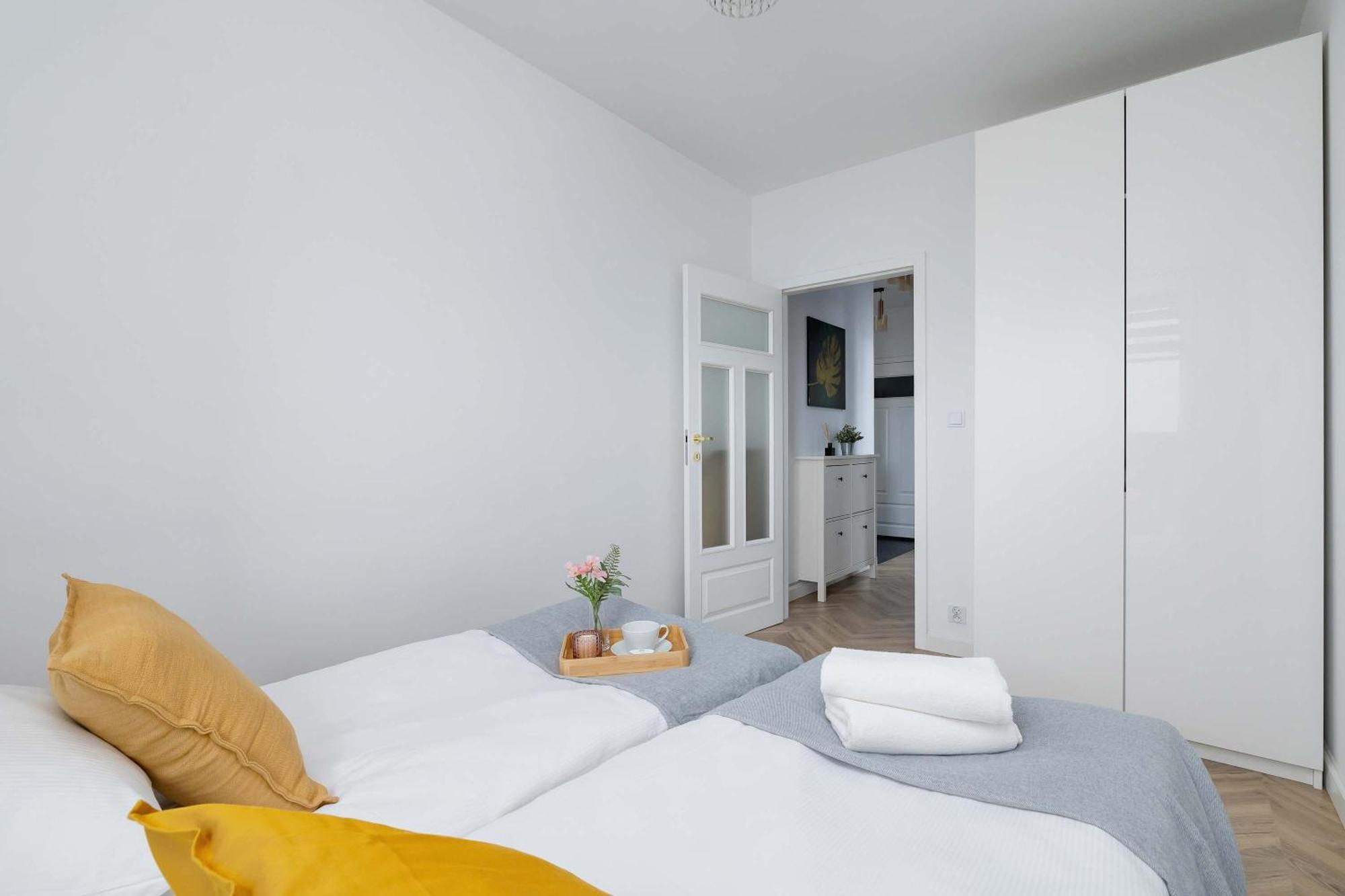 Modern And Bright With Air Conditioning & Parking By Renters