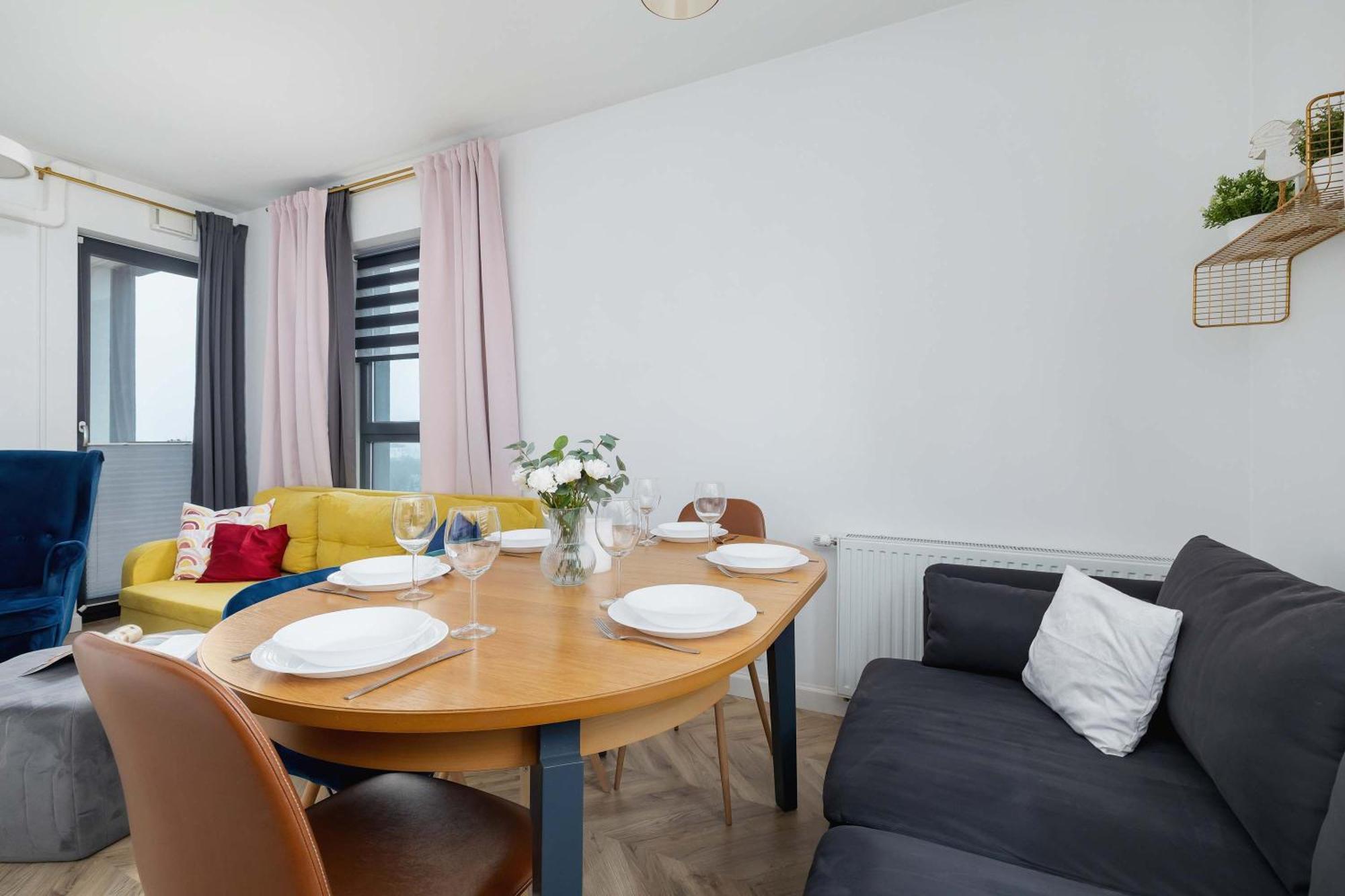 Modern And Bright With Air Conditioning & Parking By Renters Krakau