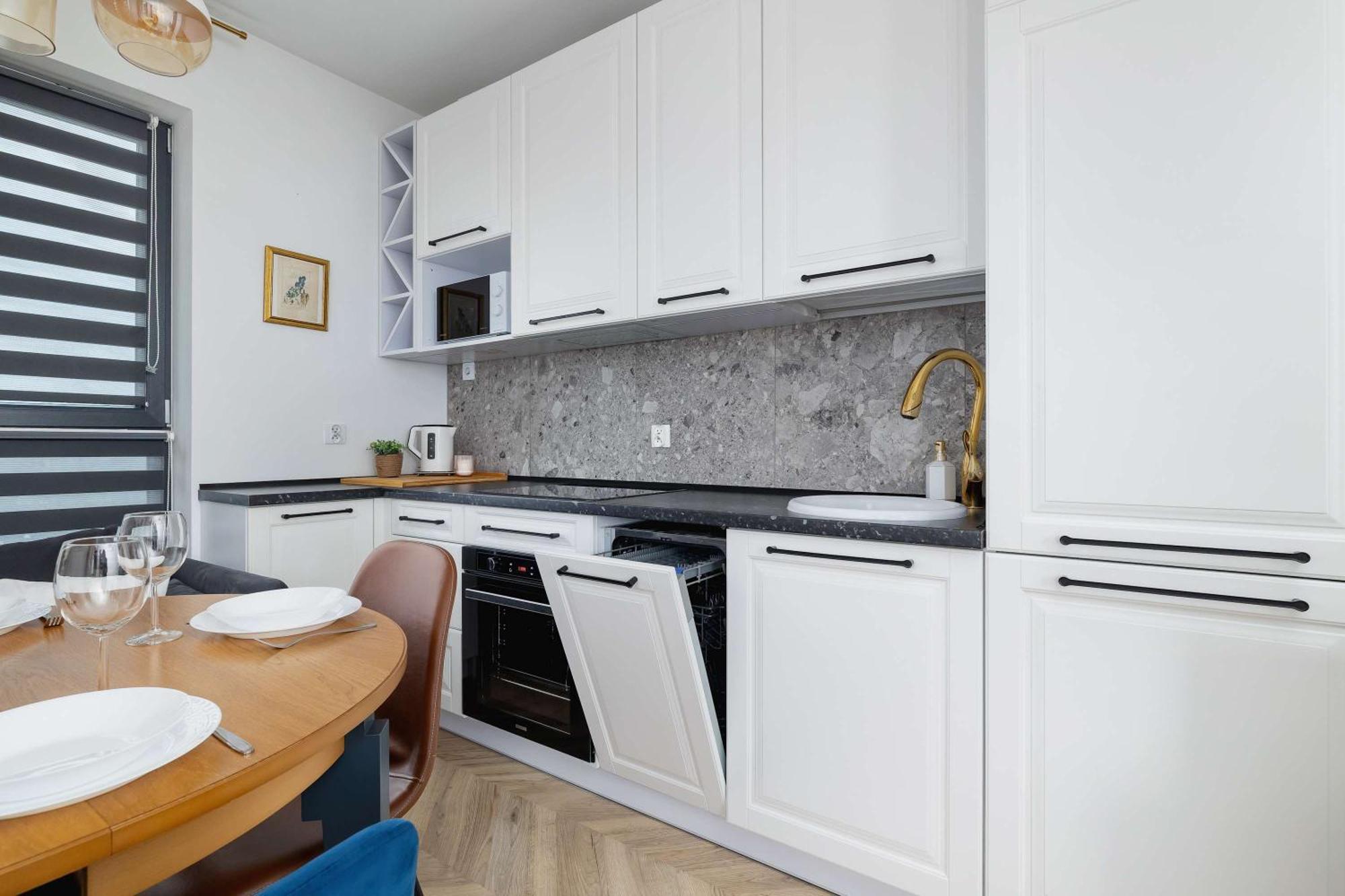 Modern And Bright With Air Conditioning & Parking By Renters Apartment