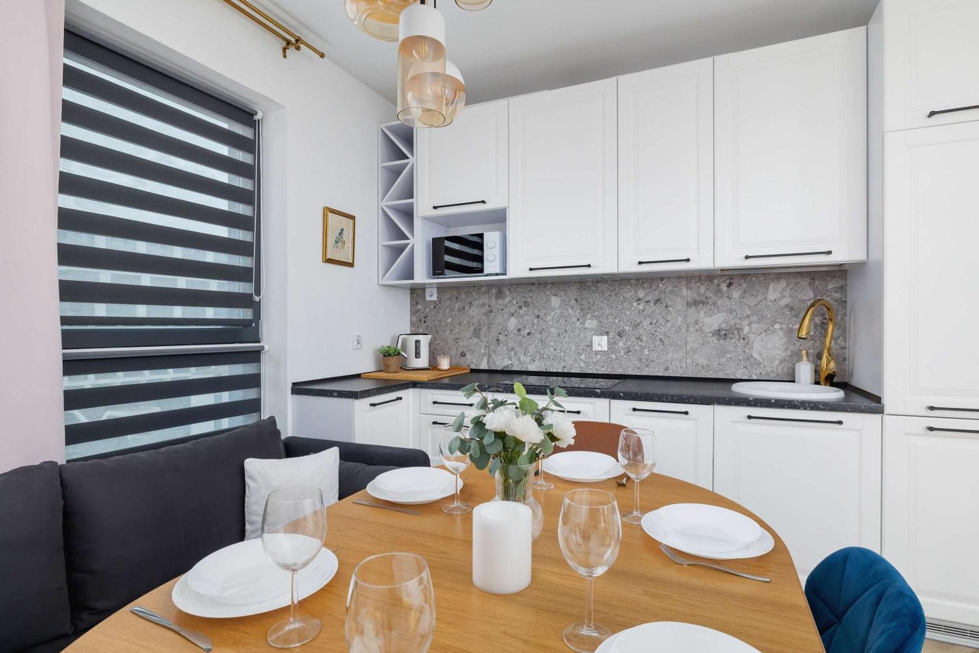 Modern And Bright With Air Conditioning & Parking By Renters * Krakau