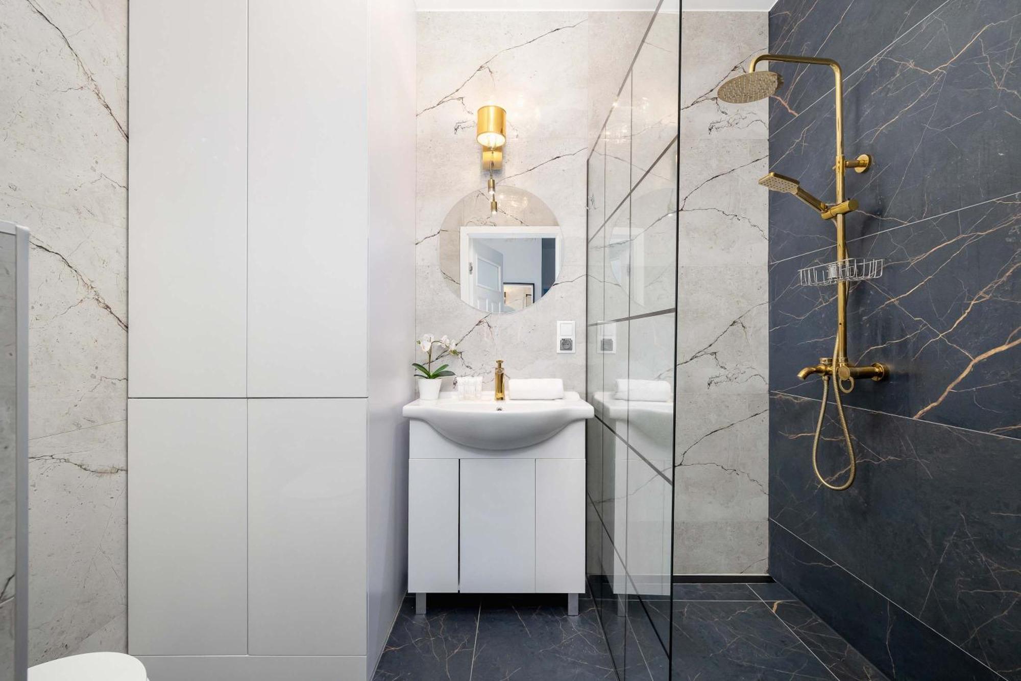 Modern And Bright With Air Conditioning & Parking By Renters Apartment Krakau